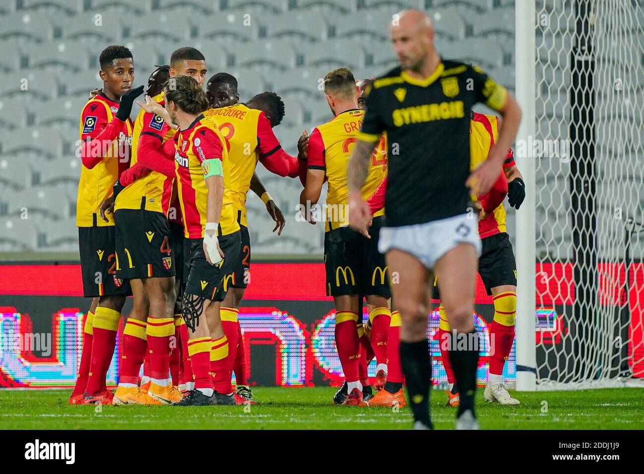 LENS, FRANCE - NOVEMBRE 25: Équipe de Lens célébrant le but de Gaël Kakuta de Lens lors du match de la Ligue 1 entre RC Lens et FC Nantes au Stade Bolaert-Delelis le 25 novembre 2020 à Lens, France (photo de Jeroen Meuwsen/Orange Pictures) Banque D'Images