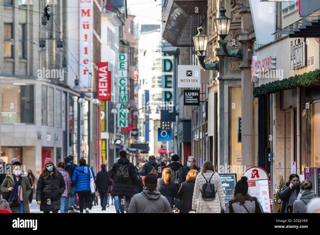 Masque requis dans les zones piétonnes de Dortmund, avant Noël malling à la Westenhellweg pendant la crise de Corona Banque D'Images