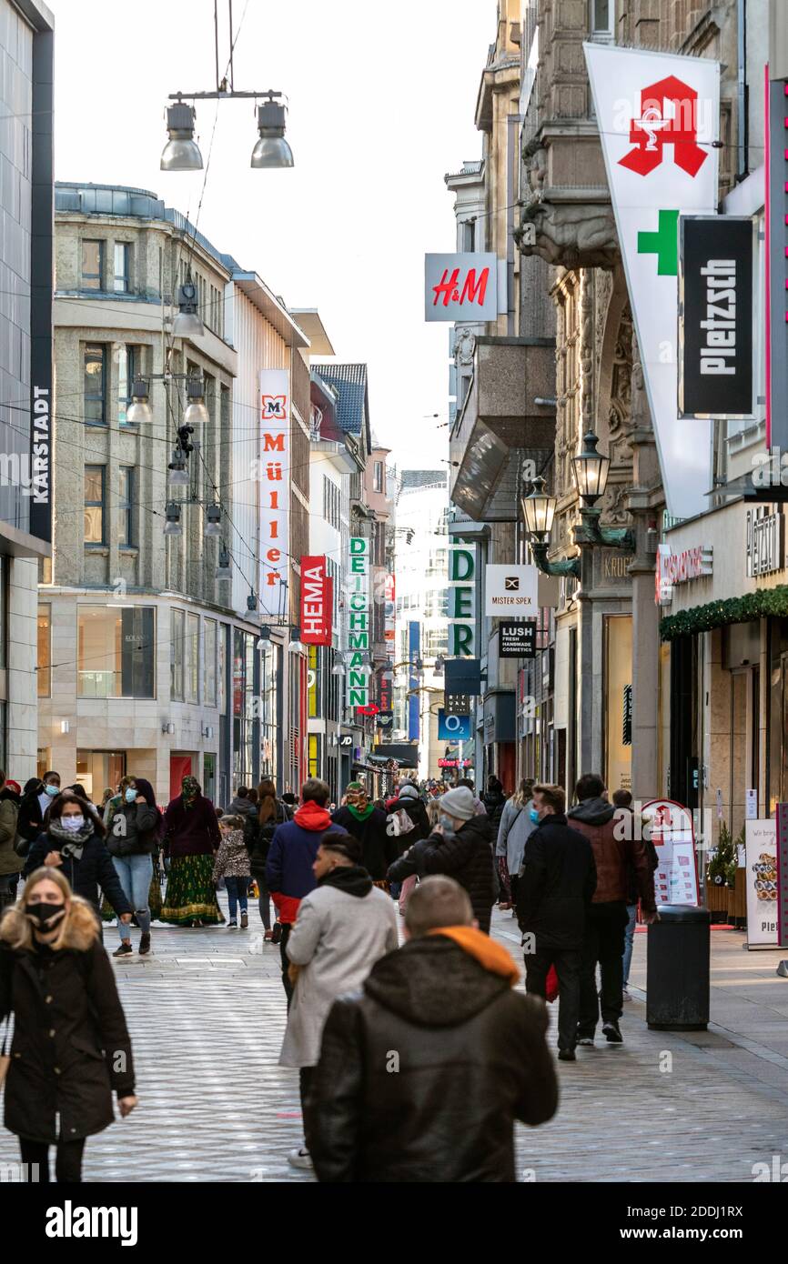 Masque requis dans les zones piétonnes de Dortmund, avant Noël malling à la Westenhellweg pendant la crise de Corona Banque D'Images