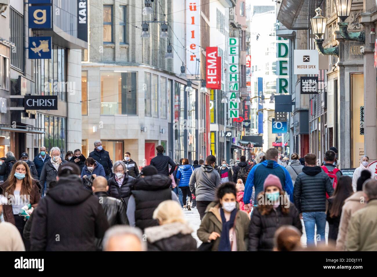 Exigence de masque dans les zones piétonnes de Dortmund, marché de Noël annulé, donc seulement quelques stands de marché et des lumières de Noël autour de la RH Banque D'Images