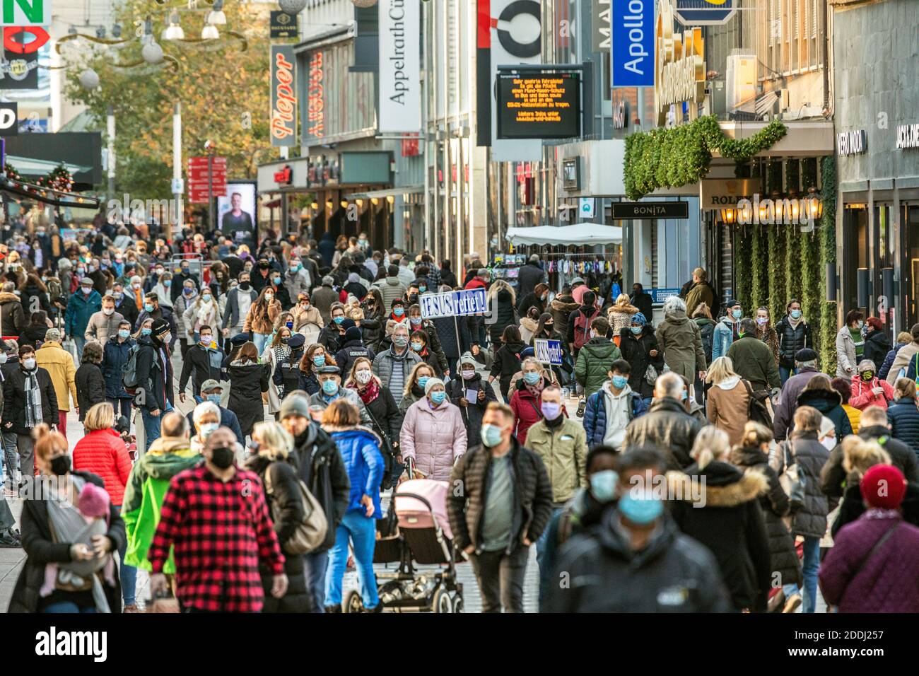 Masque requis dans les zones piétonnes de Dortmund, avant Noël malling à la Westenhellweg pendant la crise de Corona Banque D'Images