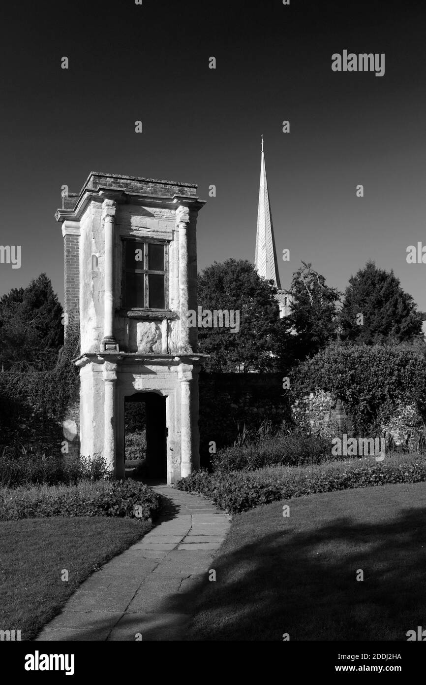 Vue d'été sur la Tour de la Charte, les Rose Gardens, la ville de Hemel Hempstead, le comté de Hertfordshire, Angleterre Banque D'Images