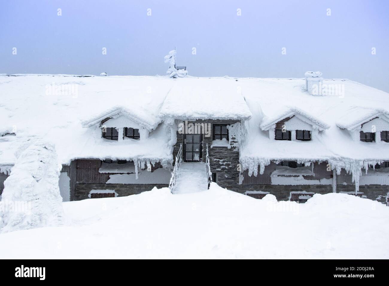 Paysage d'hiver panoramique avec maison sous la neige.magnifique fond d'hiver de Neige et givre.pittoresque et magnifique scène d'hiver.incroyable gèle Banque D'Images