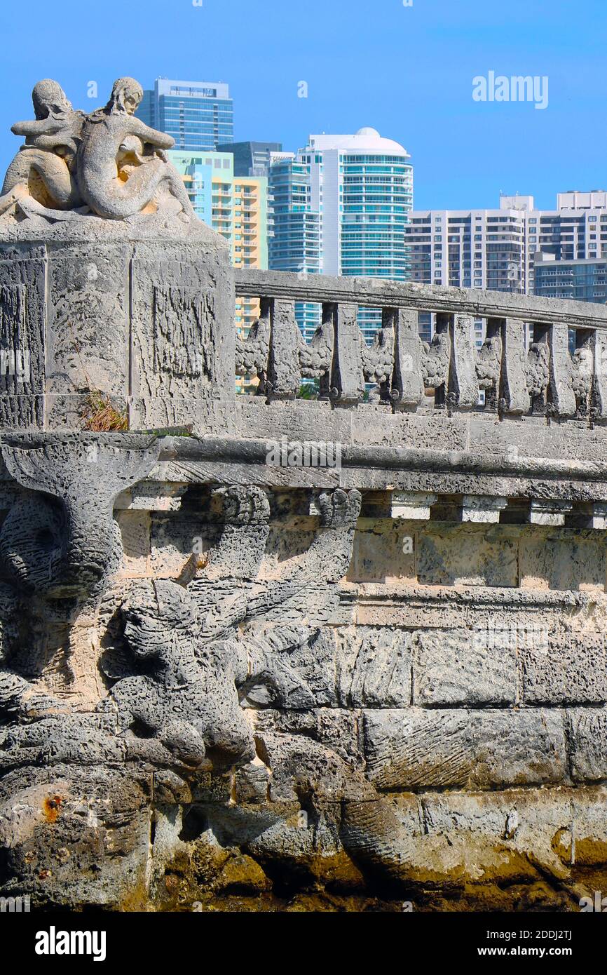 Musée et jardin de Miami Vizcaya, barge en pierre et statues de sirène. Banque D'Images