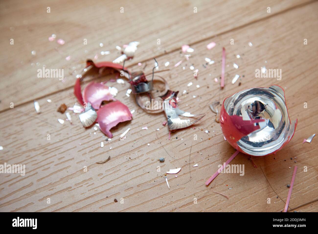 boule de noël en verre rose brisée sur le sol après la rupture Banque D'Images