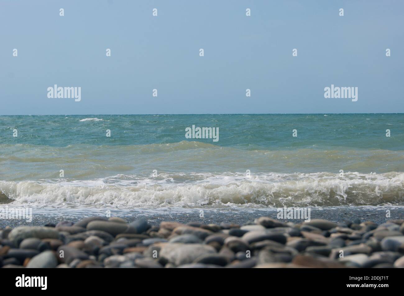 La mer vague de la mer Noire est une plage de galets. Horizon lisse, ciel bleu. Vacances vacances vacances vacances été bonheur apaisement Banque D'Images