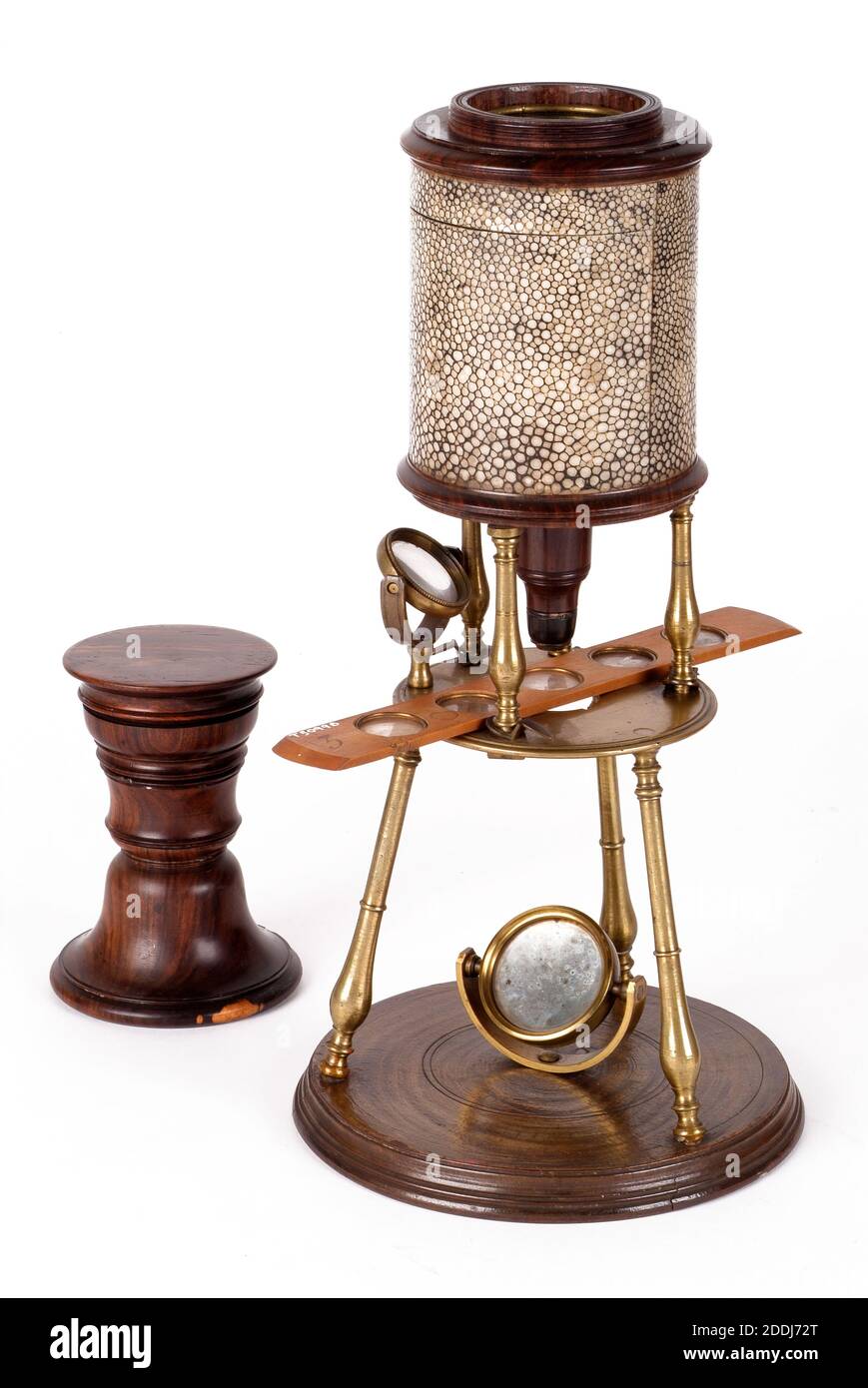 Instrument scientifique, Culpepper Compound Microscope, avec case, 1725-30 le microscope composé a été inventé au début du XVIIe siècle. Jusqu'aux environs de 1740, tous les microscopes étaient constitués d'un cylindre en bois ou en carton, généralement recouvert d'un rabole (peau de requin) ou de cuir. Culpepper est l'un des grands noms associés aux premiers microscopes. Celui-ci a son propre boîtier en chêne avec un tiroir au fond. Il y a également plusieurs lames de spécimen de buis. Bois, Sciences et Industrie, Histoire sociale, Santé et médecine Banque D'Images