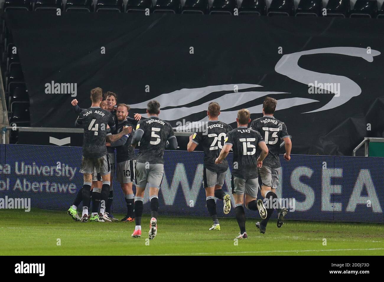 Swansea, Royaume-Uni. 25 novembre 2020. Adam Reach de Sheffield mercredi (2ème à gauche) fête avec ses coéquipiers après avoir terminé son premier but. Match de championnat EFL Skybet, Swansea City v Sheffield mercredi au Liberty Stadium de Swansea le mercredi 25 novembre 2020. Cette image ne peut être utilisée qu'à des fins éditoriales. Utilisation éditoriale uniquement, licence requise pour une utilisation commerciale. Aucune utilisation dans les Paris, les jeux ou les publications d'un seul club/ligue/joueur. photo par Andrew Orchard/Andrew Orchard sports Photography/Alamy Live News crédit: Andrew Orchard sports Photography/Alamy Live News Banque D'Images