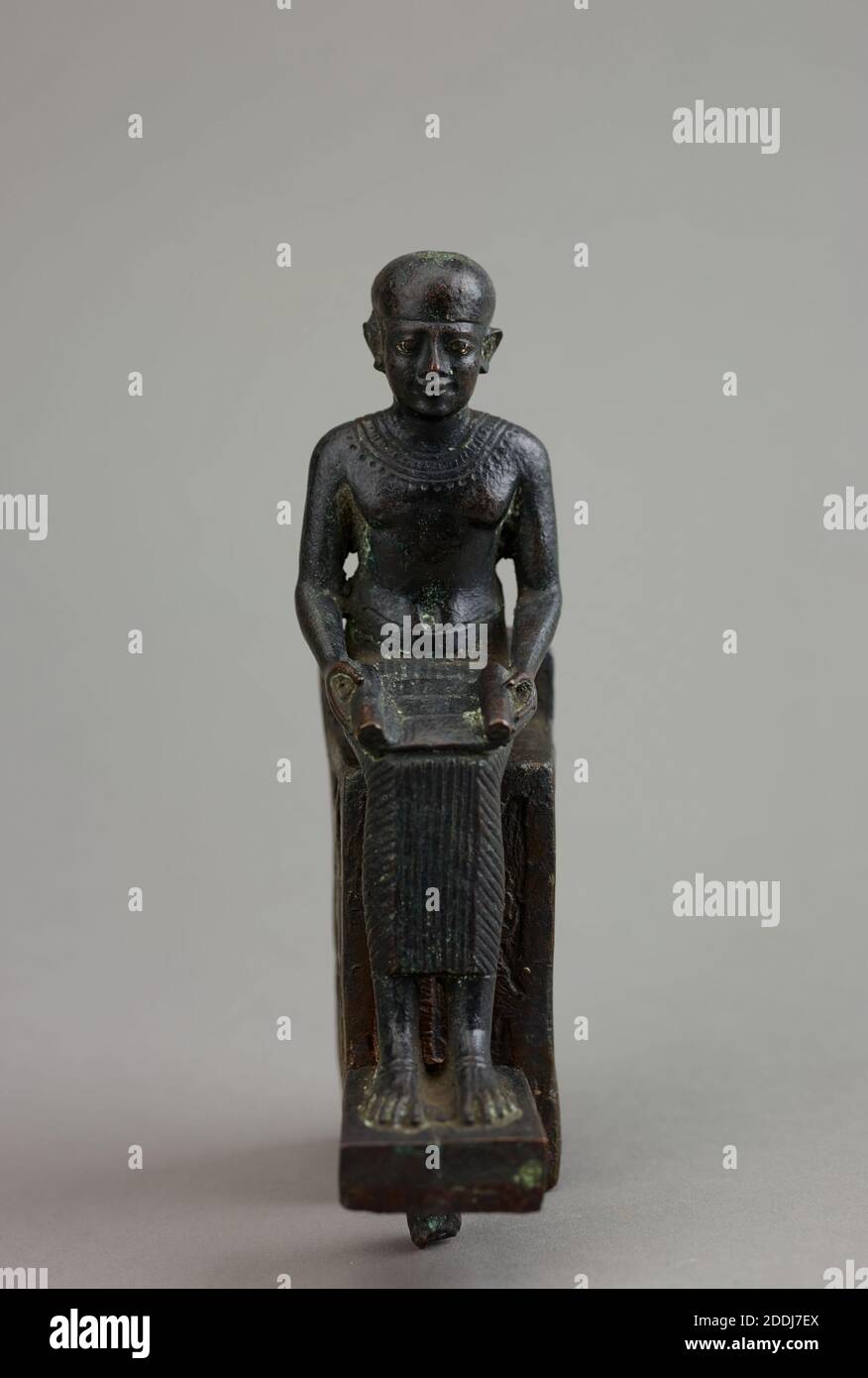 Imhotep Figurine, période tardive figure assise d'Imhotep avec scroll sur le genou et siège en bronze décoré avec des figures de dieux, Egypte ancienne, religion, Métal, Métal, Bronze, Scroll, Homme, Antiquités, civilisations anciennes, Antiquités, Egypte ancienne, Antiquités, Afrique du Nord Banque D'Images