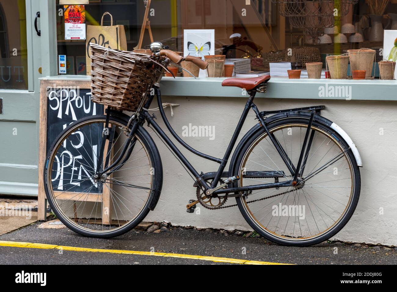 un vélo d'époque avec un panier en osier à l'avant Banque D'Images