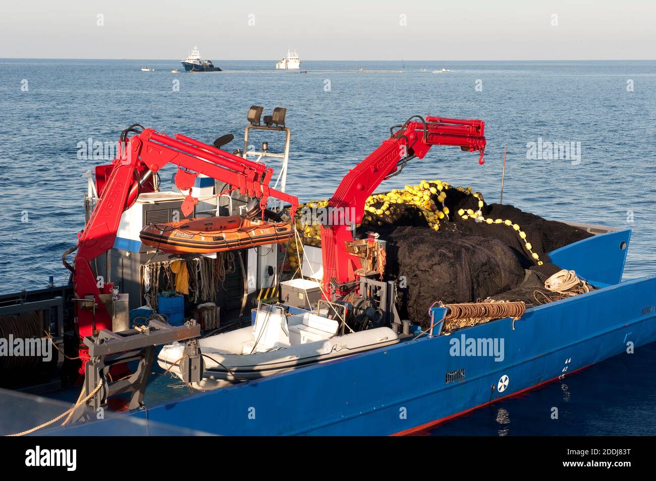 Bateau de pêche au thon rouge de l'Atlantique avec filet sur le travail pont Banque D'Images