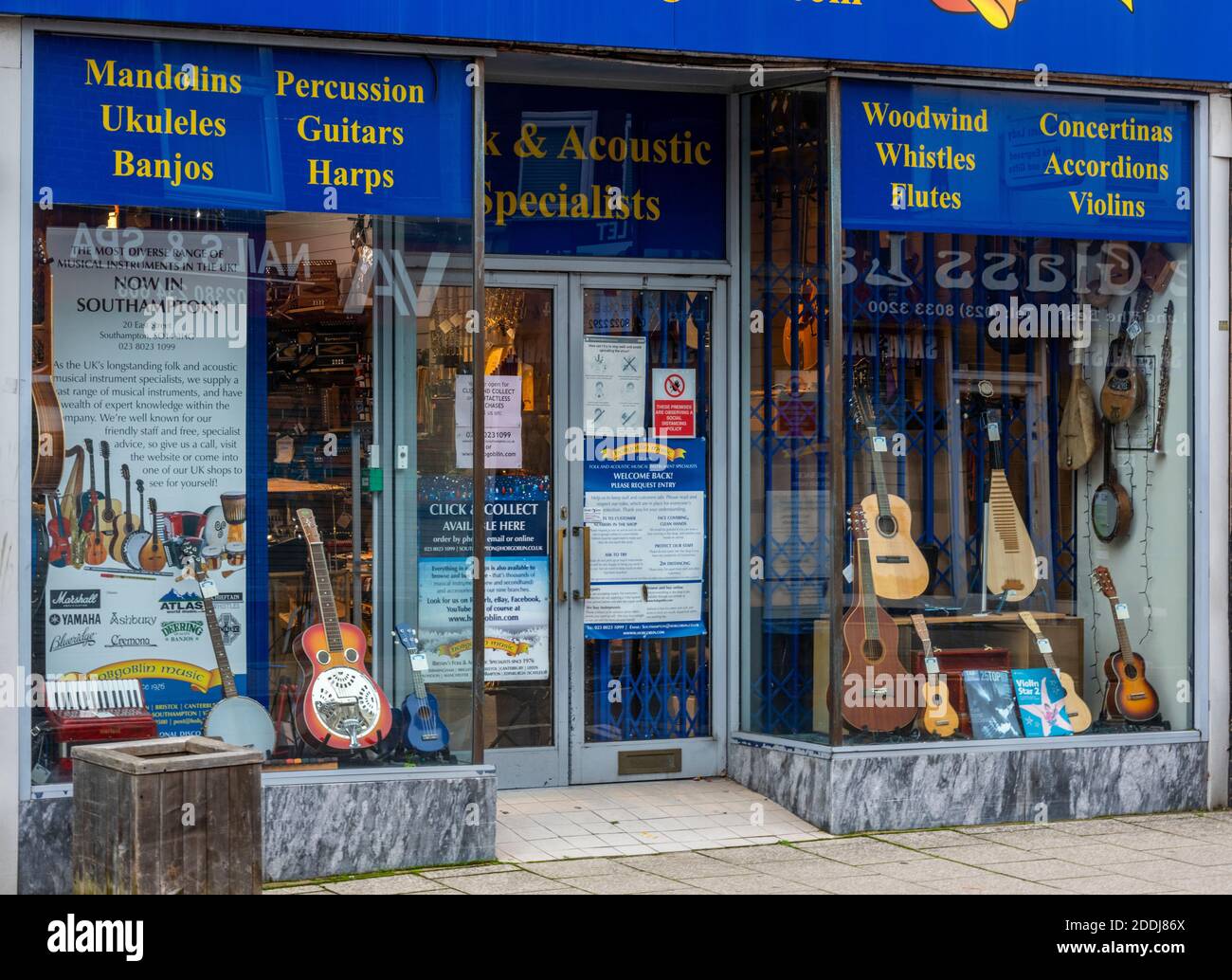 un magasin ou une boutique d'instruments de musique de grande rue vendant une variété de guitares de fabrication de musique et divers instruments. Banque D'Images