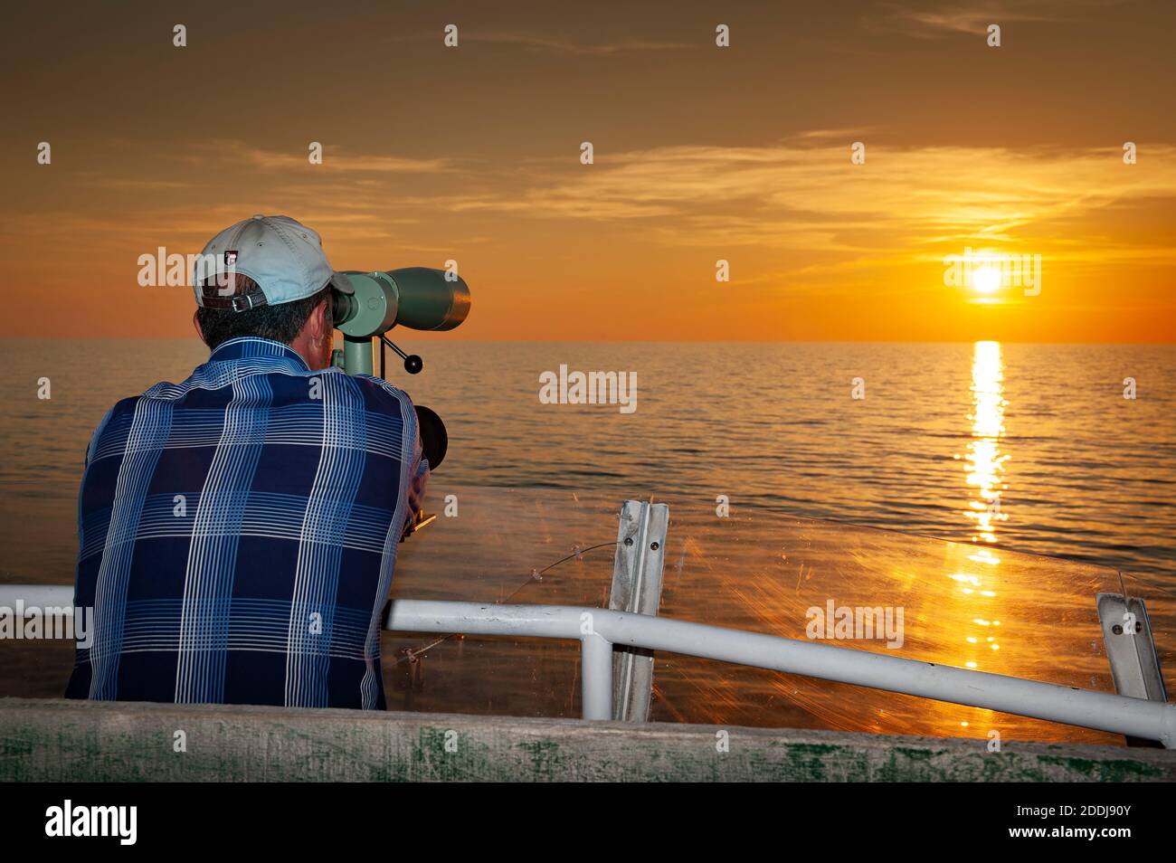 Pêcheur à la recherche de poisson. Pêche au thon rouge de l'Atlantique. Mer Méditerranée. Banque D'Images