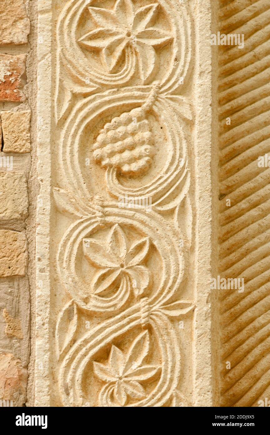 Bas-reliefs sur la façade de l'abbaye Benedectine de Santa Maria del Lago, Moscufo (Pescara, Italie) Banque D'Images