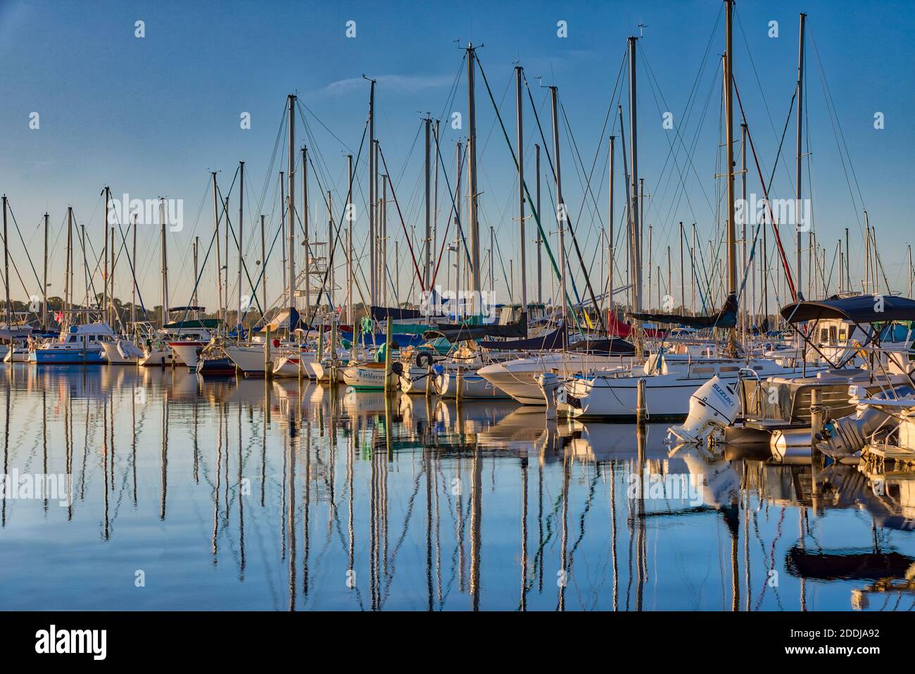 Lever du soleil au port Banque D'Images