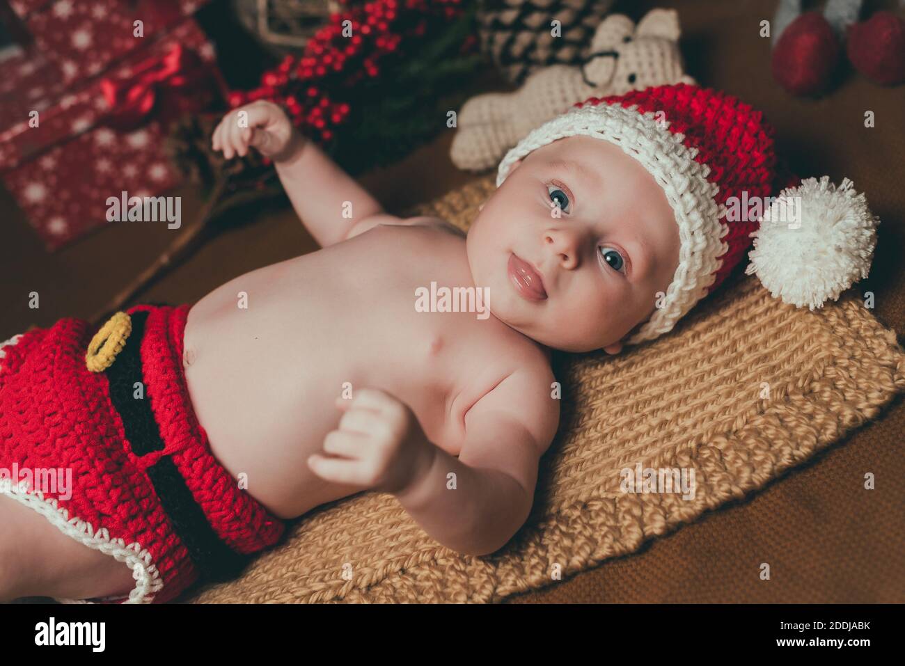 Magnifique Bebe Garcon Dans Le Costume De Noel Rampant Photo Stock Alamy