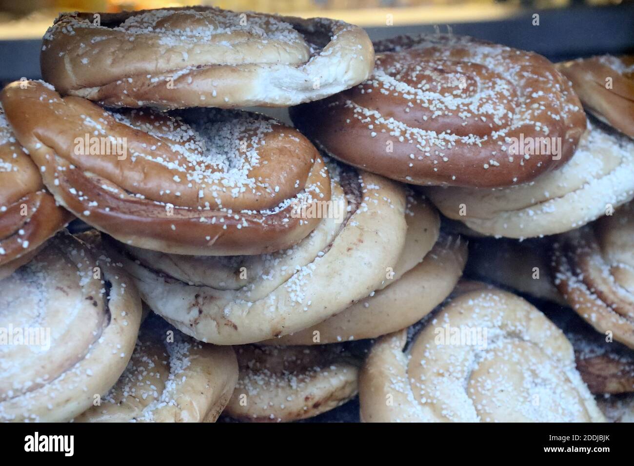 Petits pains à la cannelle exposés dans le célèbre café Husaren à Haga Nygata à Göteborg Banque D'Images