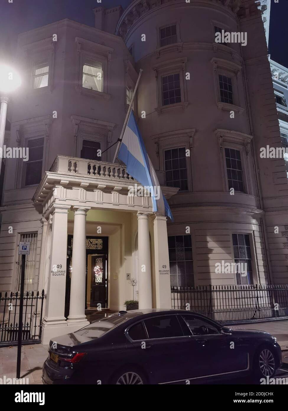 Le drapeau de l'Argentine est en Berne devant l'ambassade d'Argentine dans le centre de Londres, après la mort de Diego Maradona, considéré par beaucoup comme le plus grand footballeur de tous les temps. Banque D'Images