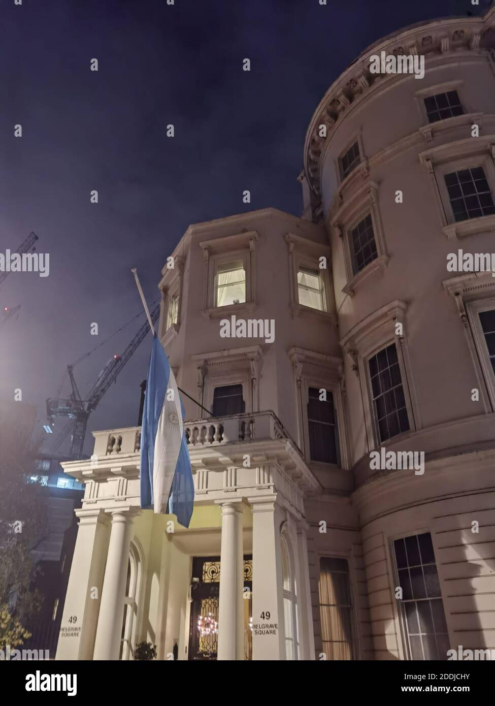 Le drapeau de l'Argentine est en Berne devant l'ambassade d'Argentine dans le centre de Londres, après la mort de Diego Maradona, considéré par beaucoup comme le plus grand footballeur de tous les temps. Banque D'Images