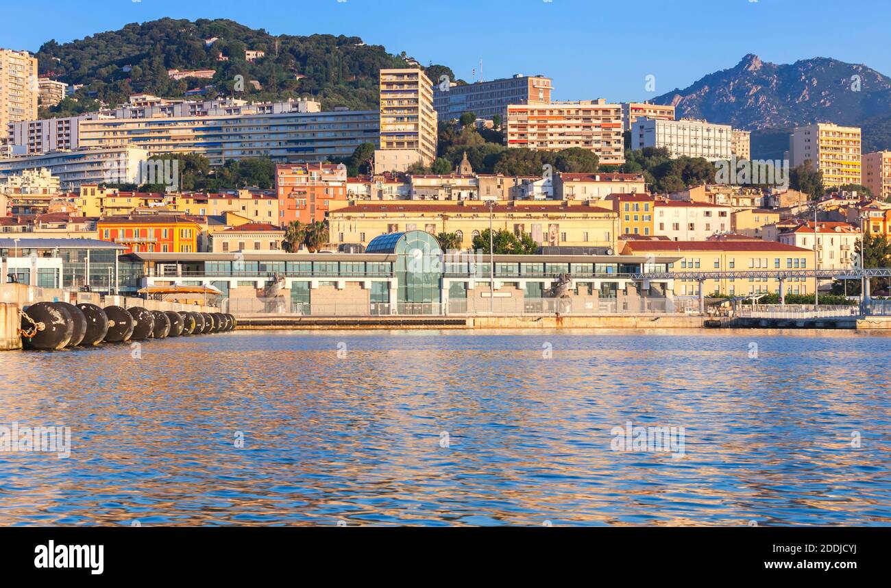 Port d'Ajaccio, paysage urbain du sumer côtier. Corse, France Banque D'Images