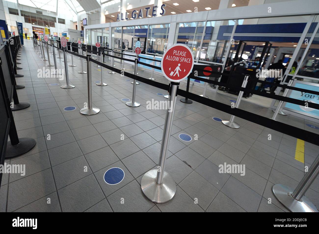 Des panneaux demandant aux passagers d'observer les distances sociales sont placés tout au long de la ligne d'enregistrement de la TSA, au terminal Delta de l'aéroport LaGuardia la veille de Thanksgiving, car il est signalé que moins de personnes prennent en compte l'avertissement de la CDC de ne pas voyager, dans le quartier Queens de New York, NY, le 25 novembre 2020. Les Centers for Disease Control and Prevention ont publié un avis de voyage COVID-19 demandant aux gens de ne pas voyager car les États-Unis comptent deux millions de nouveaux cas de coronavirus en deux semaines consécutives, avec des taux d'infection atteignant 12 millions de personnes. Banque D'Images