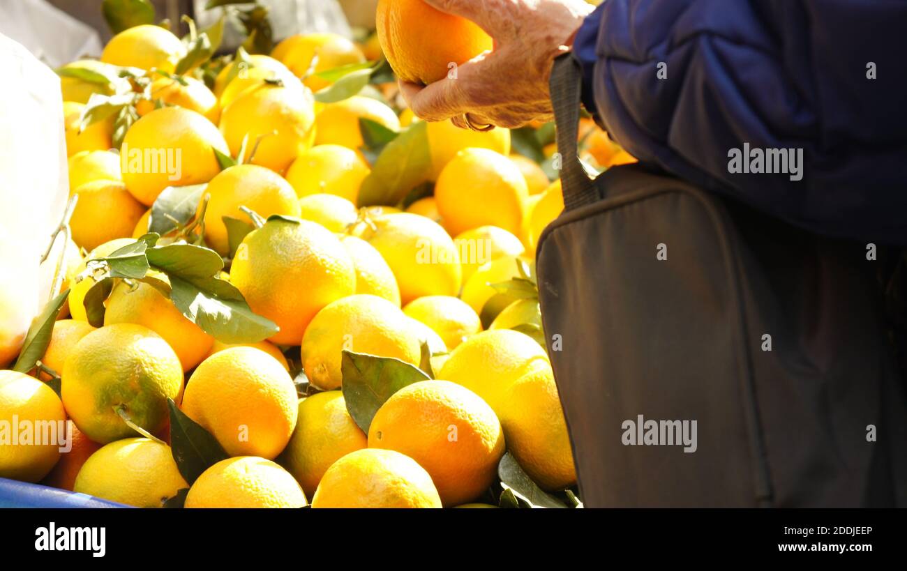 Oranges fraîches à vendre, marché ouvert, Athènes, Grèce, 24 novembre 2020 Banque D'Images