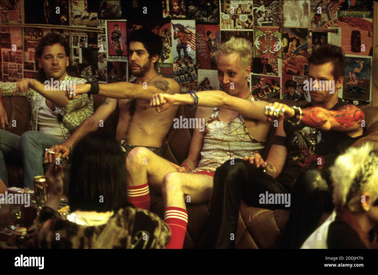 (À partir de la gauche) Jimmy le fin (Peter Sarsgaard), Kujo (Adam Goldberg), Creeper (Ricky Trammel) et Danny Parker (Val Kilmer) tuant le temps sur une maigre frénésie lors d'une fête de plusieurs jours. 'La mer de Salton' (2002) photo Credit: Castle Rock Entertainment / The Hollywood Archive / référence de fichier # 34078-0192FSTHA Banque D'Images