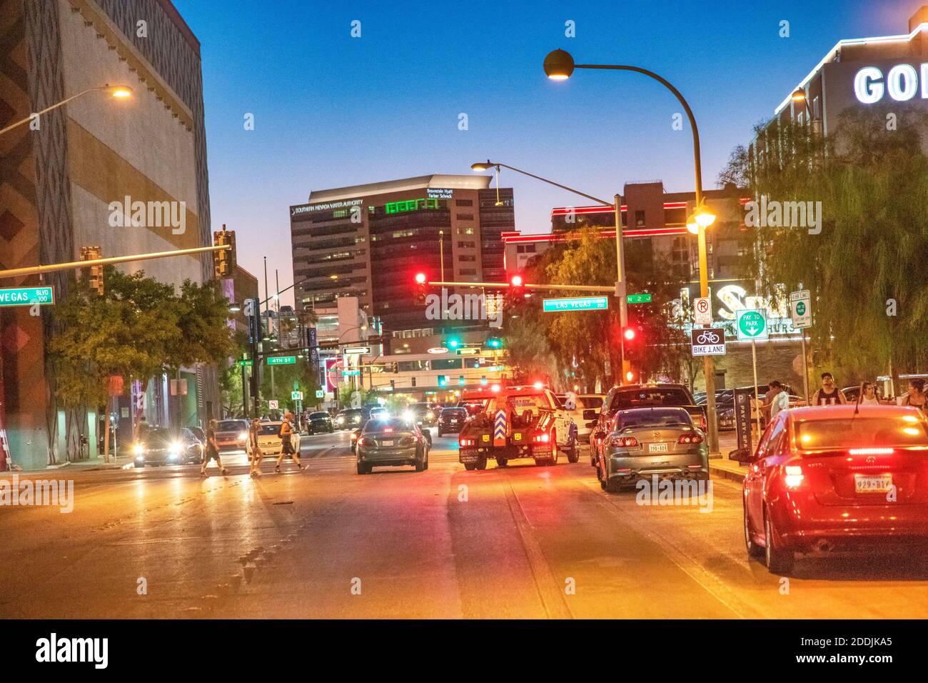 LAS VEGAS, NV - 29 JUIN 2018 : circulation dans le centre-ville de Las Vegas la nuit. Les touristes visitent le vieux quartier. Banque D'Images