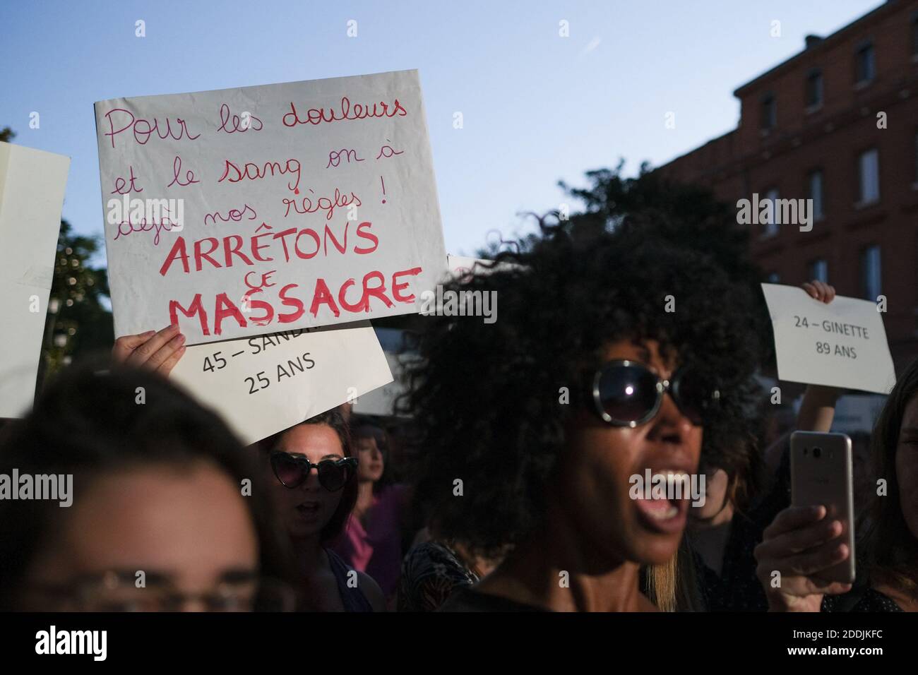 Crier femme et signe '... Arrêter le massacre". Lors de l'ouverture de la Grenelle de violence conjugale par le gouvernement français, un rassemblement s'est tenu à Toulouse (France) le 3 septembre 2019. Depuis le début de l'année, 101 femmes ont été tuées par leur mari ou ex. Photo de Patrick Batard / ABACAPRESS.com Banque D'Images