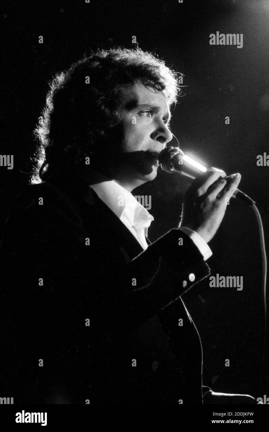 Michel Sardou se produit. (Photo non datée) photo par APS-Medias/ABACAPRESS.COM Banque D'Images