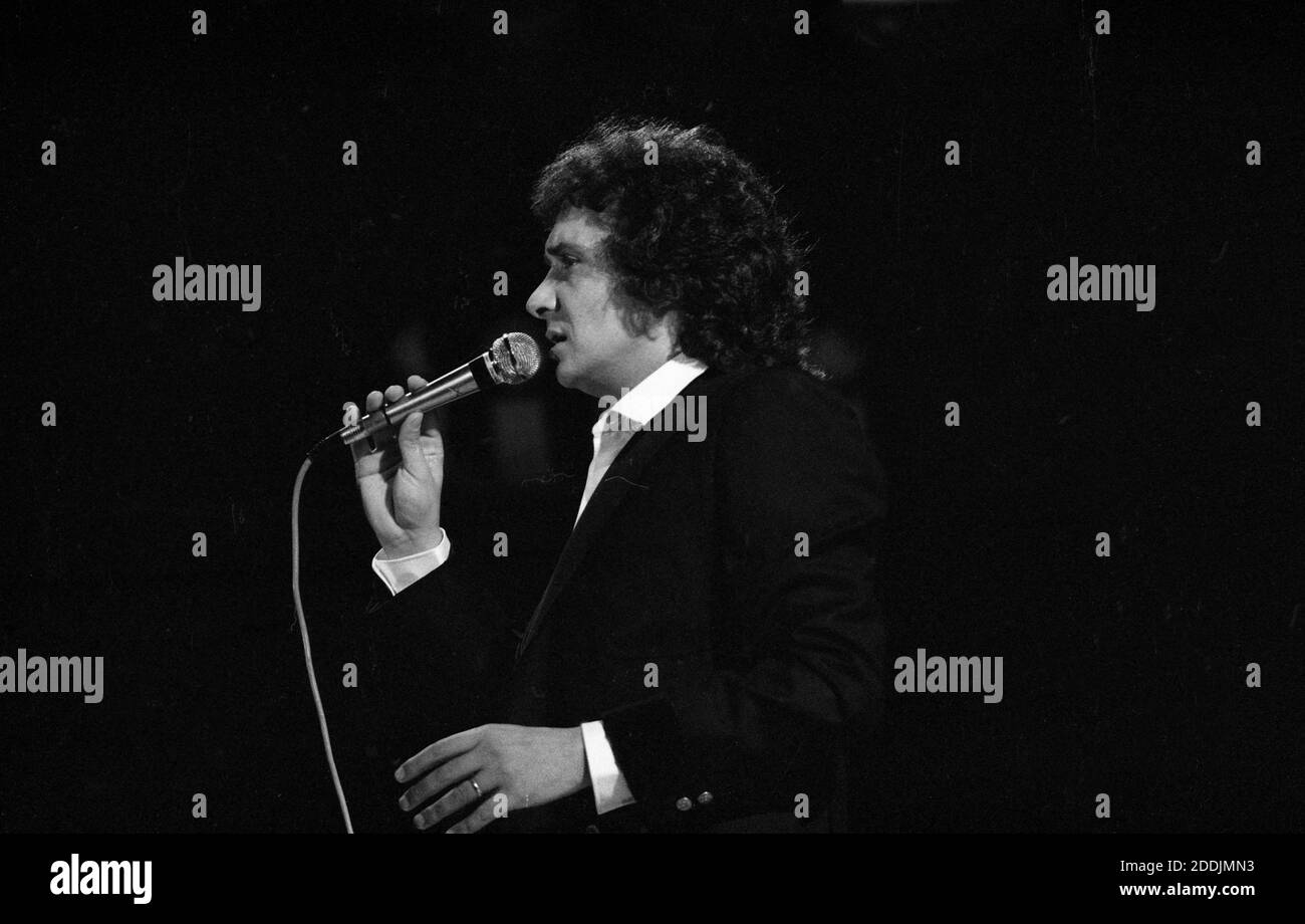 Michel Sardou se produit. (Photo non datée) photo par APS-Medias/ABACAPRESS.COM Banque D'Images