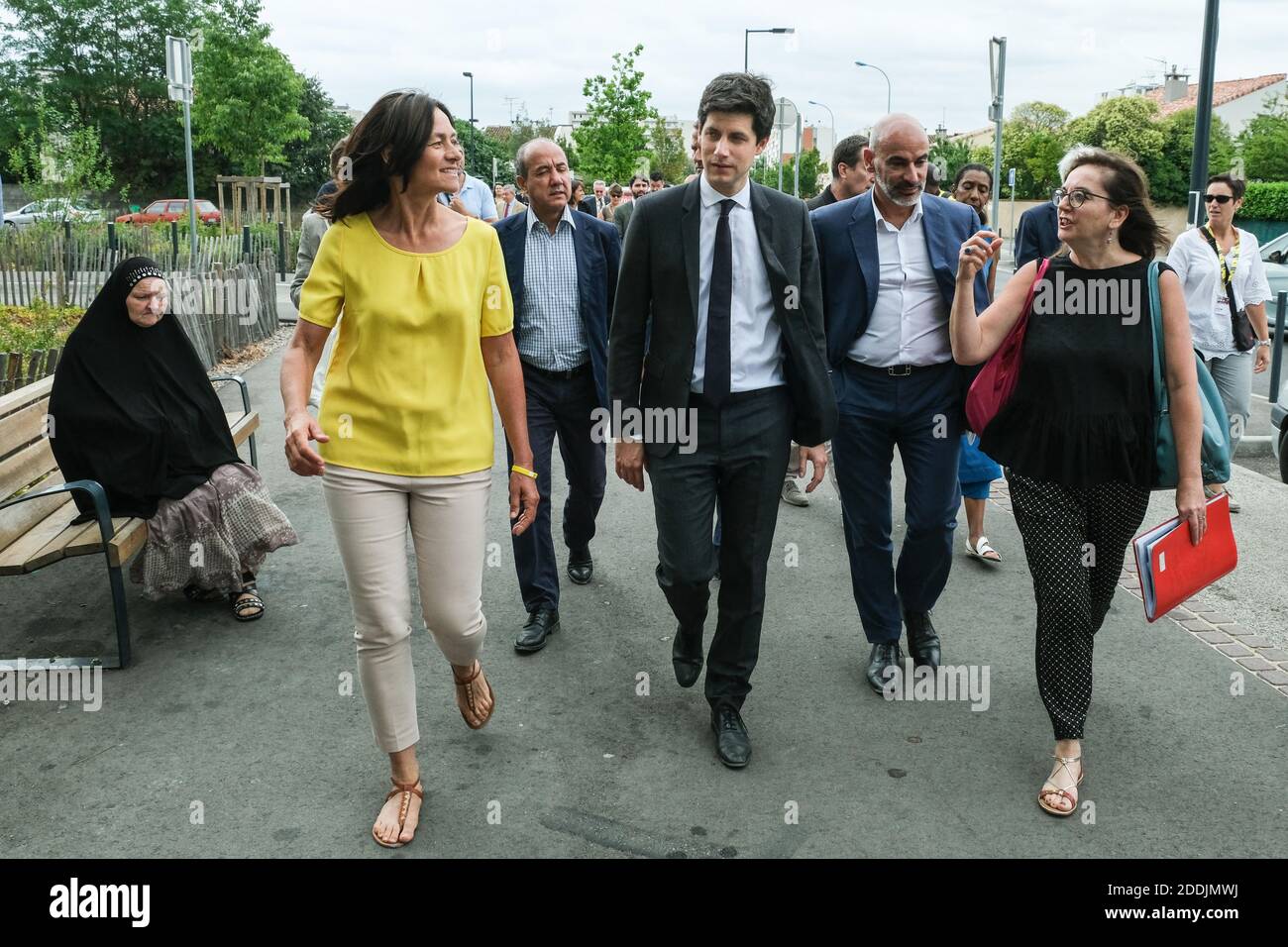 Le ministre de la ville et du logement, Julien Denormandie, a rencontré l'association "Média-Pitchounes" à l'initiative de l'opération "Tour aux pieds des tours", dans le quartier Bagatelle de Toulouse, France, le 18 juillet 2019 lors du Tour de France 2019. Grâce à cette association qui a travaillé avec les organisateurs pendant 10 ans, et pour la première fois de son histoire, le Tour a traversé un quartier populaire à Toulouse. Photo de Patrick Batard/ABACAPRESS.COM Banque D'Images