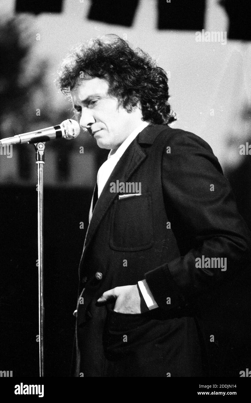 Michel Sardou se produit. (Photo non datée) photo par APS-Medias/ABACAPRESS.COM Banque D'Images