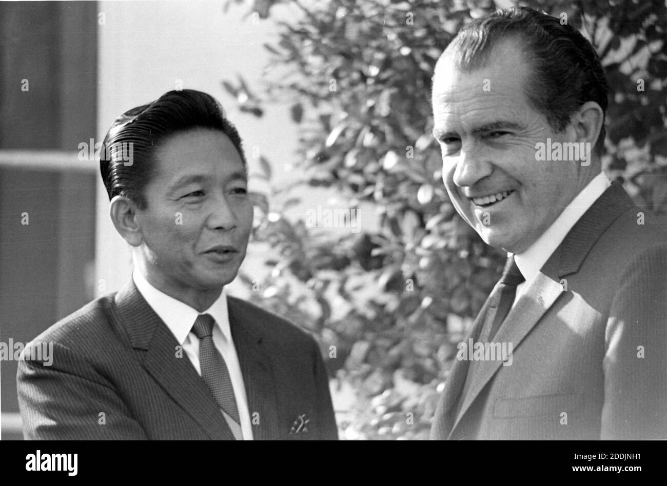 Le président des États-Unis Richard M. Nixon rencontre le président Ferdinand Marcos des Philippines à la Maison Blanche à Washington, DC, le 1er avril 1969. Le président Marcos était en visite dans la capitale nationale pour le funérailles d'État de l'ancien président américain Dwight D. Eisenhower. Photo de Benjamin E. 'Gene' forte / CNP/ABACAPRESS.COM Banque D'Images