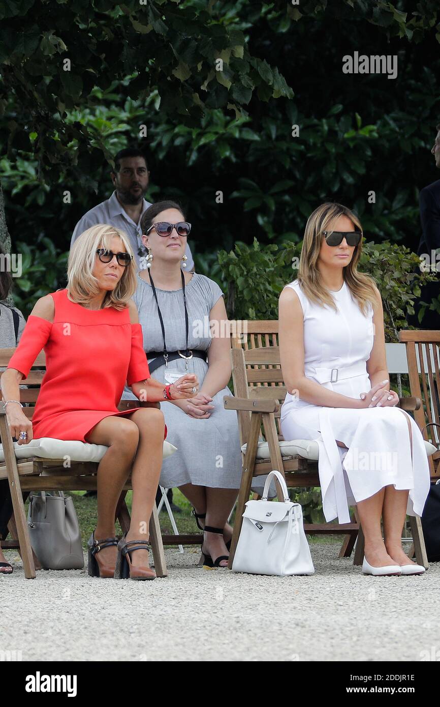 Brigitte Macron, épouse du président français Emmanuel Macron, première dame des États-Unis Melania Trump regarde les danseurs basques dans le jardin de la Villa Arnaga, maison-musée d'Edmond Rostand, lors d'une visite sur la culture basque traditionnelle à Combo-les-bains, près de Biarritz, dans le cadre du sommet du G7, le 25 août 2019. Photo de Thibaud Moritz/ABACAPRESS.COM Banque D'Images