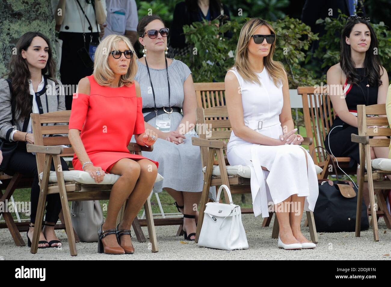 Brigitte Macron, épouse du président français Emmanuel Macron, première dame des États-Unis Melania Trump regarde les danseurs basques dans le jardin de la Villa Arnaga, maison-musée d'Edmond Rostand, lors d'une visite sur la culture basque traditionnelle à Combo-les-bains, près de Biarritz, dans le cadre du sommet du G7, le 25 août 2019. Photo de Thibaud Moritz/ABACAPRESS.COM Banque D'Images