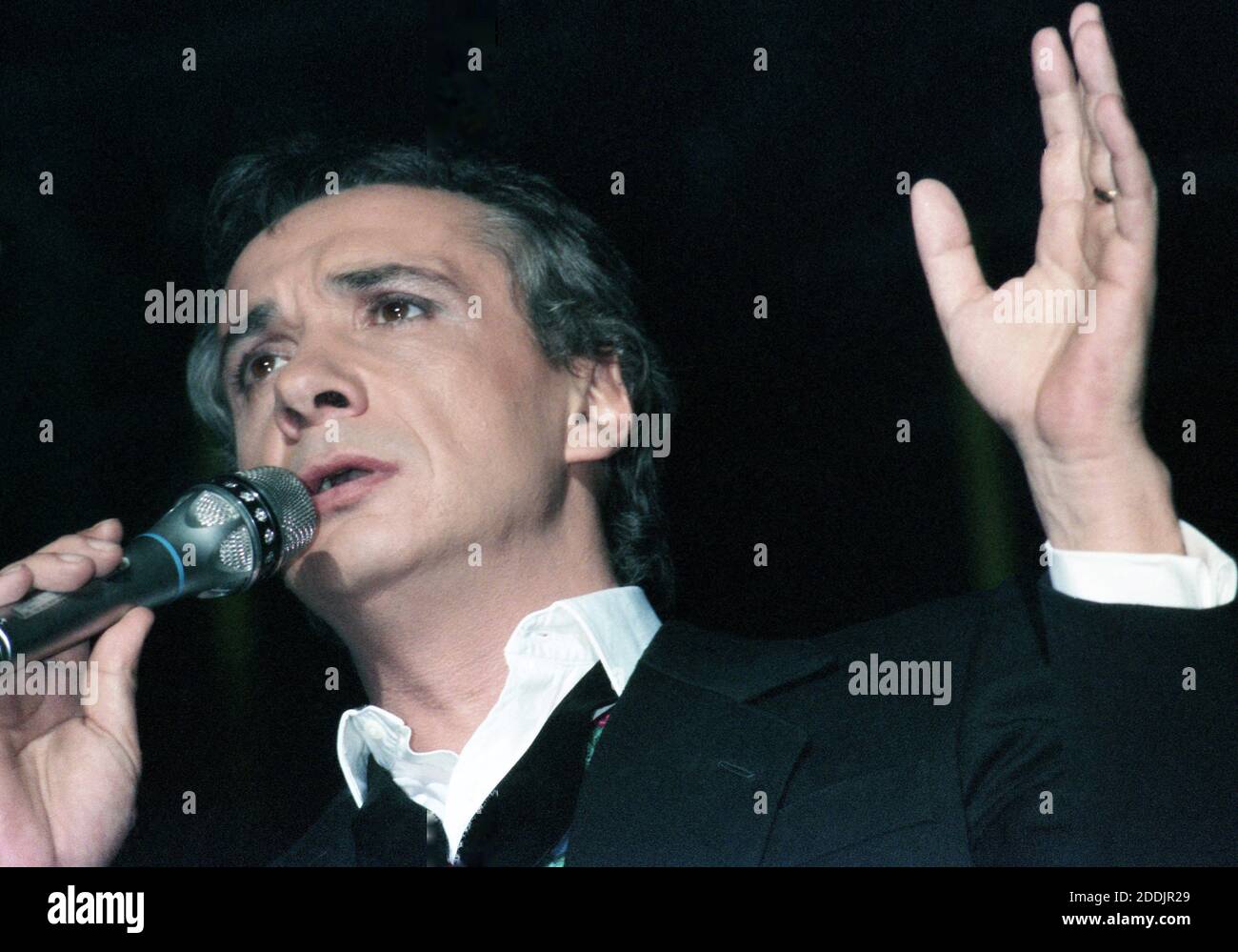 Michel Sardou se produit. (Photo non datée) photo par APS-Medias/ABACAPRESS.COM Banque D'Images