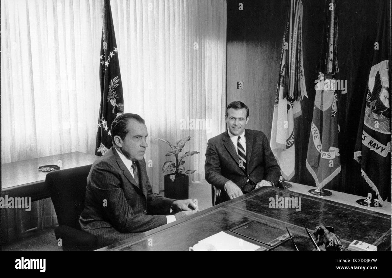 Washington, DC - photo du dossier du président américain Richard M. Nixon rencontre avec le conseiller Donald Rumsfeld le 11 août 1969. Photo de Maison Blanche / CNP/ABACAPRESS.COM Banque D'Images