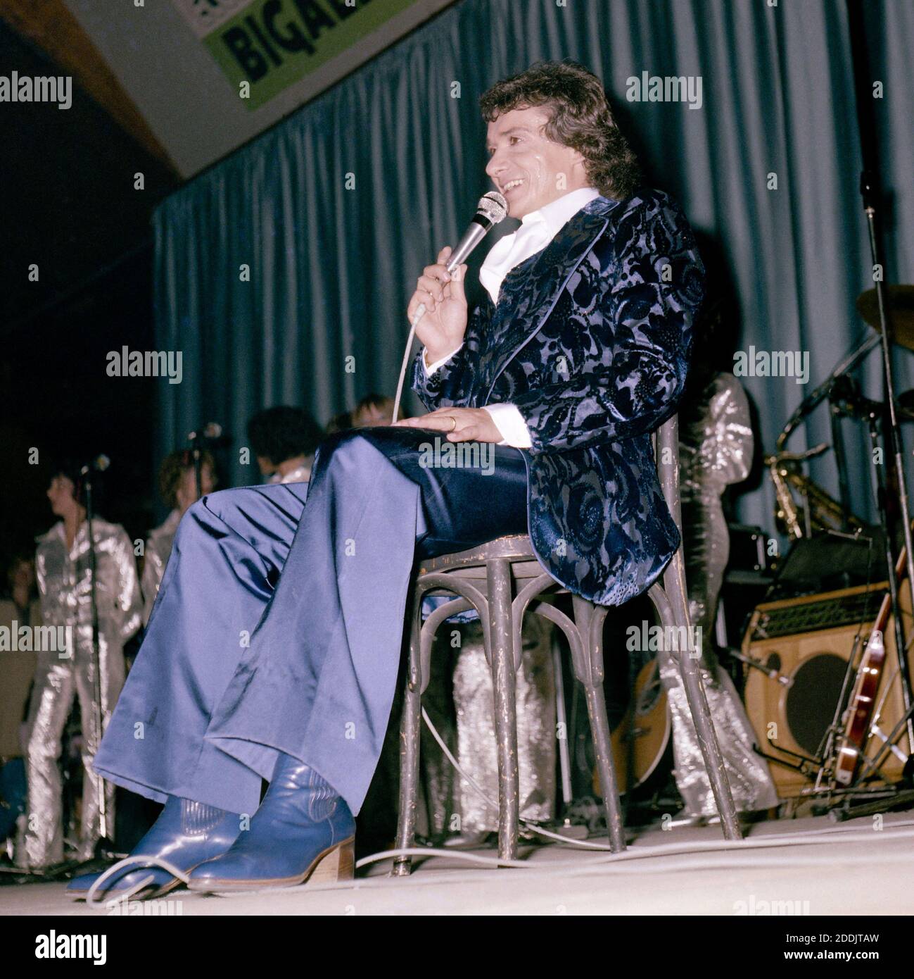 Michel Sardou se produit. (Photo non datée) photo par APS-Medias/ABACAPRESS.COM Banque D'Images