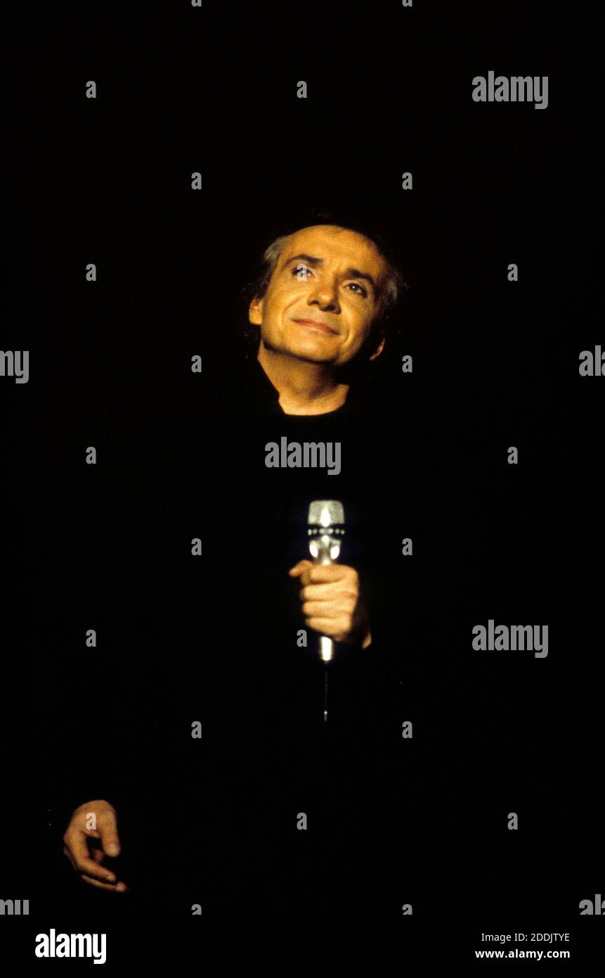Michel Sardou se produit. (Photo non datée) photo par APS-Medias/ABACAPRESS.COM Banque D'Images