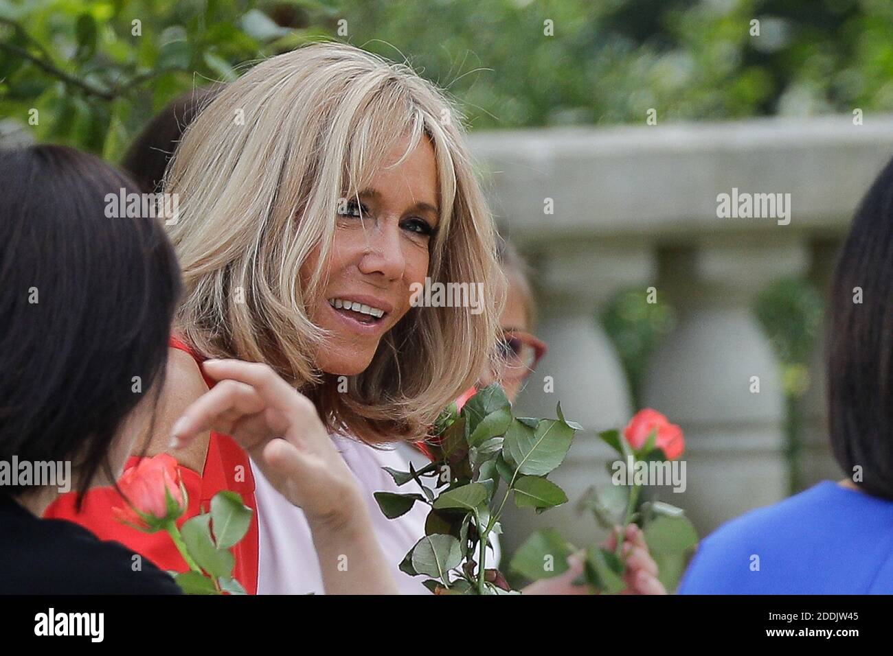 Brigitte Macron, épouse du président français Emmanuel Macron, regarde les danseurs basques dans le jardin de la Villa Arnaga, maison-musée d'Edmond Rostand, lors d'une visite sur la culture basque traditionnelle à Combo-les-bains, près de Biarritz, dans le cadre du sommet du G7, le 25 août 2019. Photo de Thibaud Moritz/ABACAPRESS.COM Banque D'Images