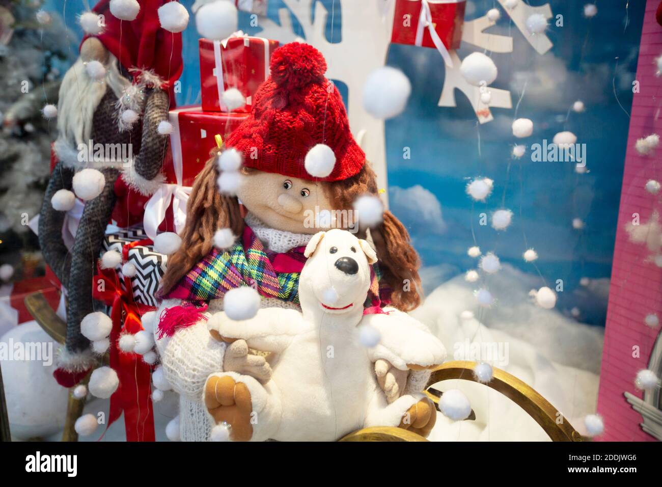 Odessa, Ukraine - 25 novembre 2020. Décorations de Noël sur la fenêtre d'une boutique de la ville. Banque D'Images