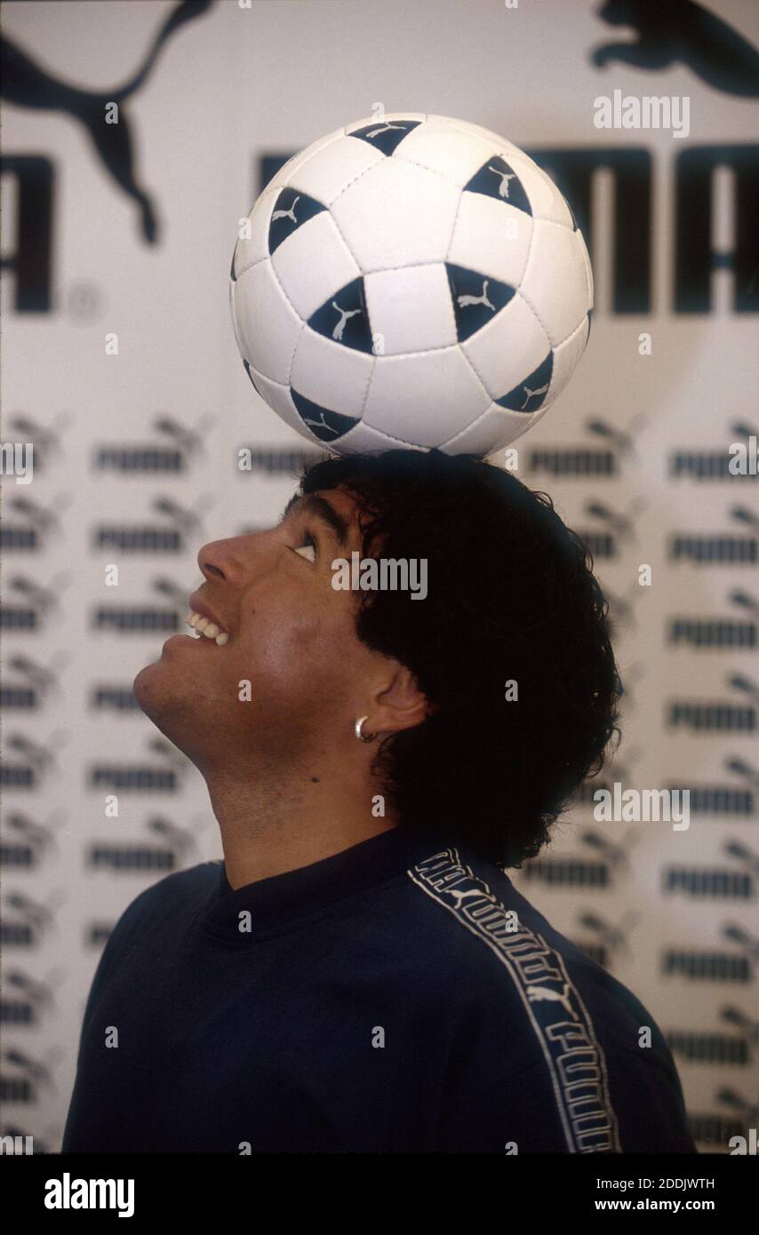 Diego Armando Maradona tenant un ballon de football sur sa tête Banque D'Images
