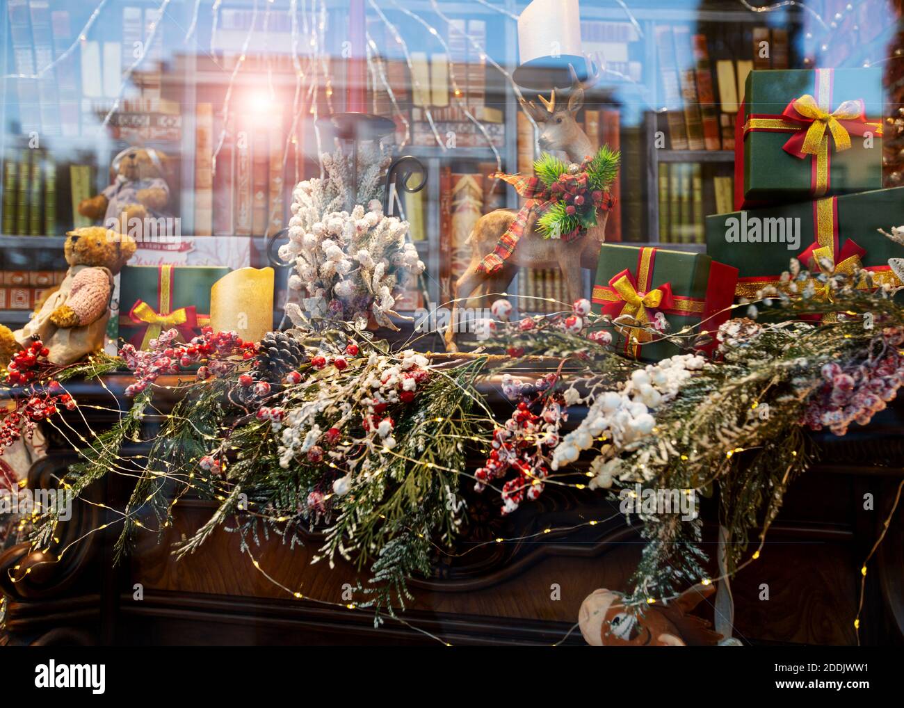 Odessa, Ukraine - 25 novembre 2020. Décorations de Noël sur la fenêtre d'une boutique de la ville. Banque D'Images