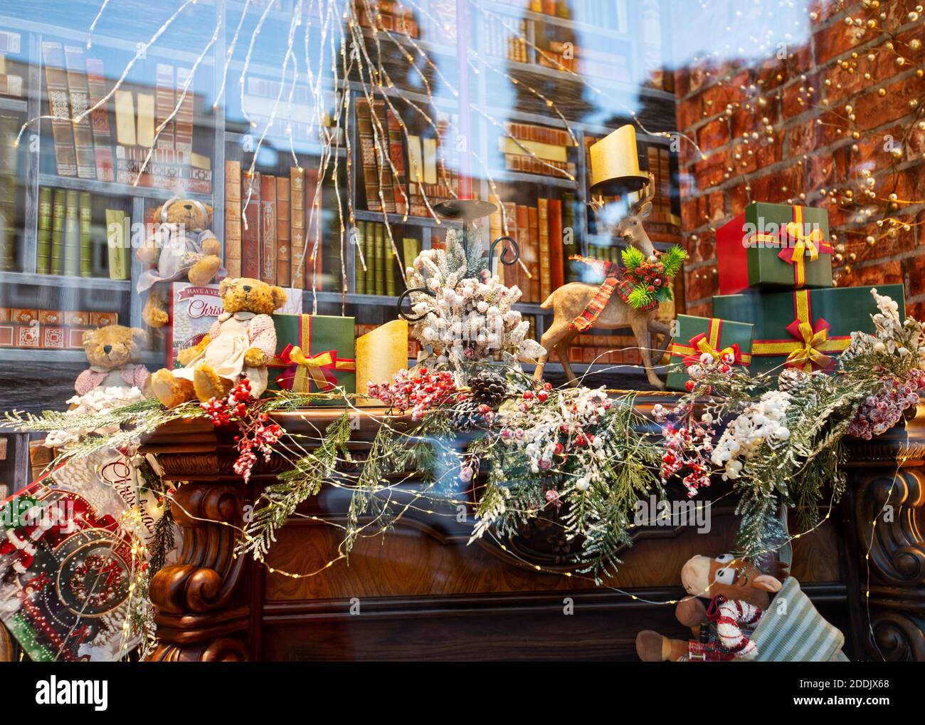Odessa, Ukraine - 25 novembre 2020. Décorations de Noël sur la fenêtre d'une boutique de la ville. Banque D'Images