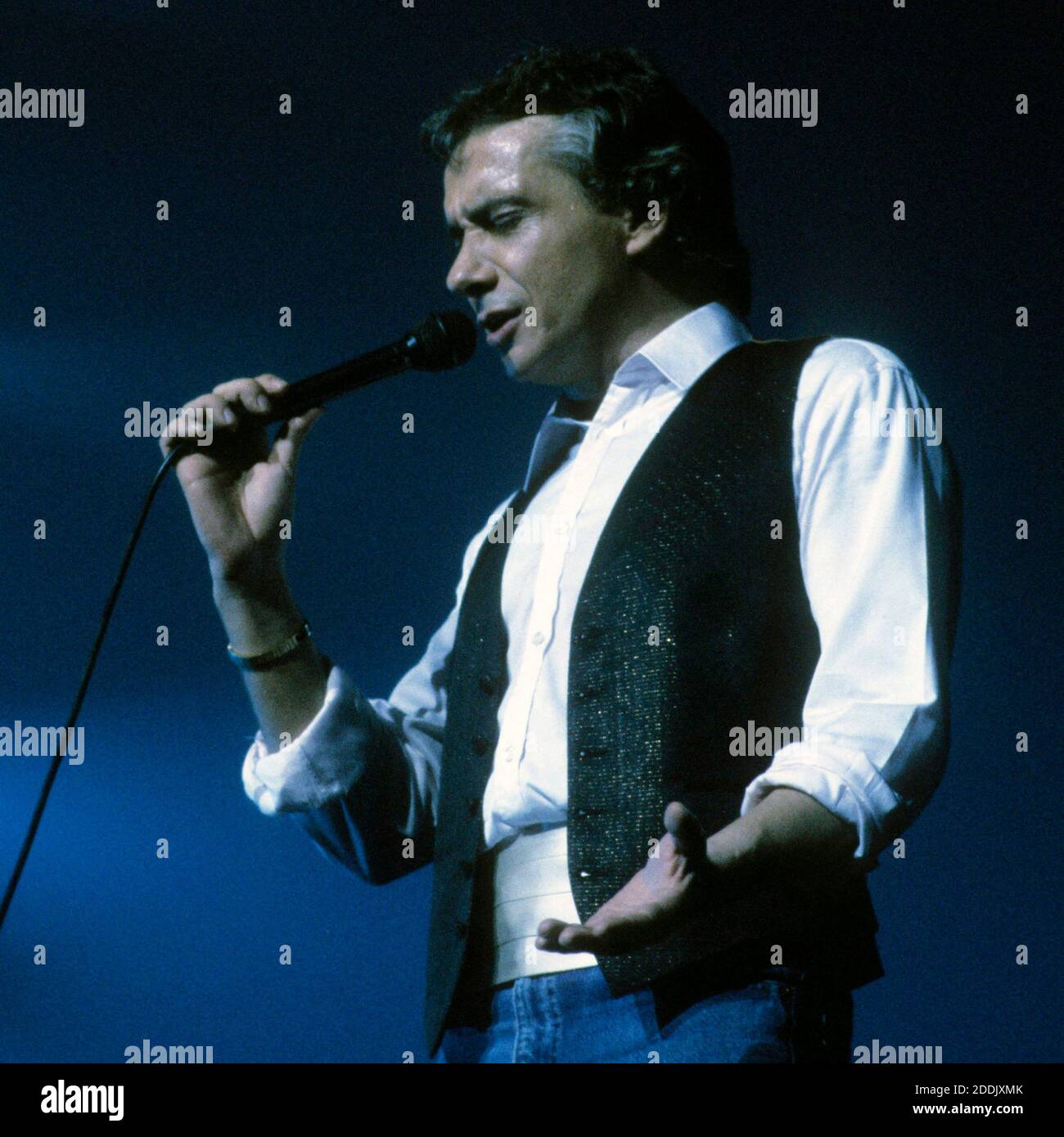Michel Sardou se produit. (Photo non datée) photo par APS-Medias/ABACAPRESS.COM Banque D'Images