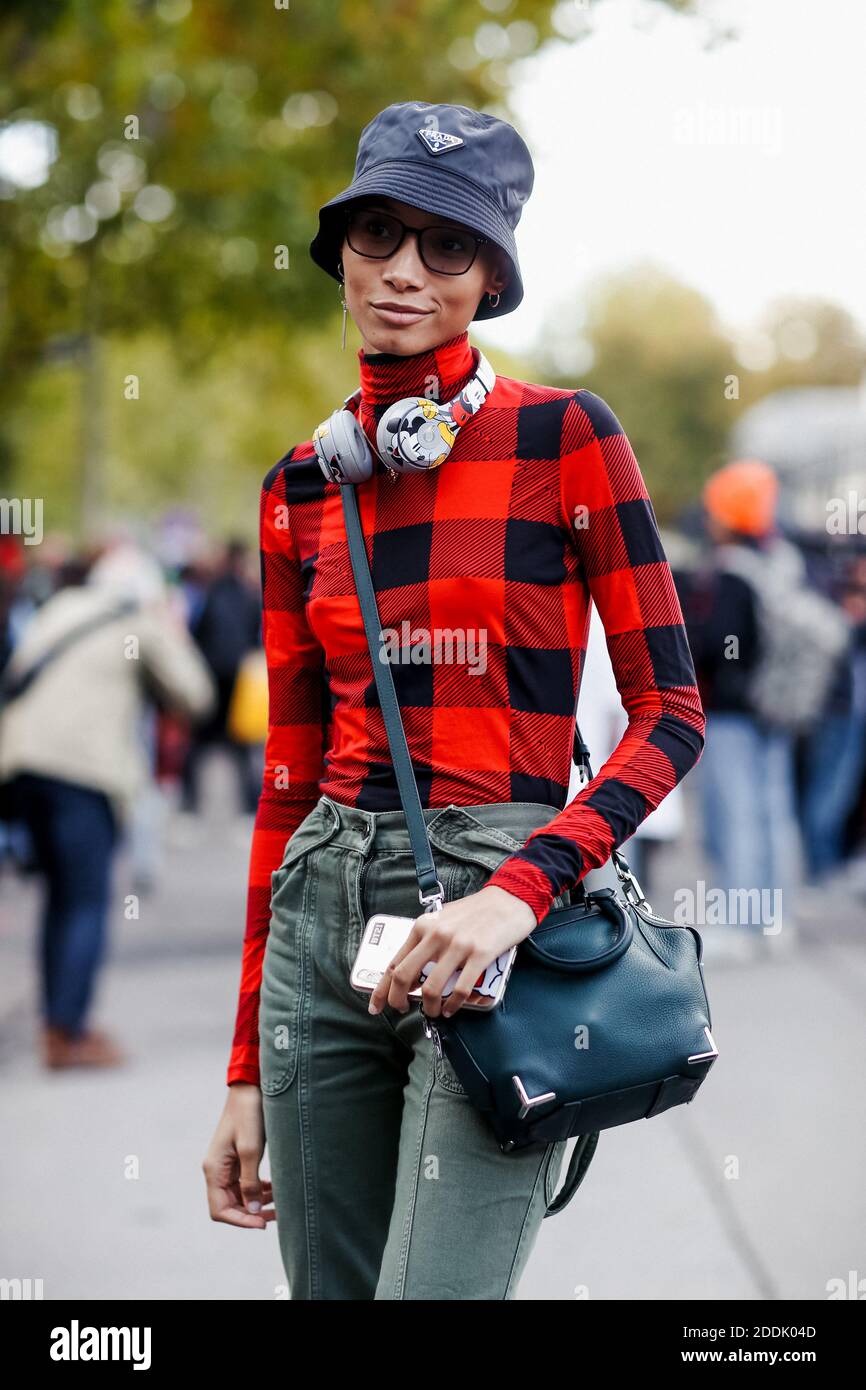 Street style modele Lineisy Montero apres Valentino Printemps ete 2020 pret a porter tenue a Invalides Paris France le 29 septembre 2019. Photo de Marie Paola Bertrand Hillion ABACAPRESS.COM Photo Sto...