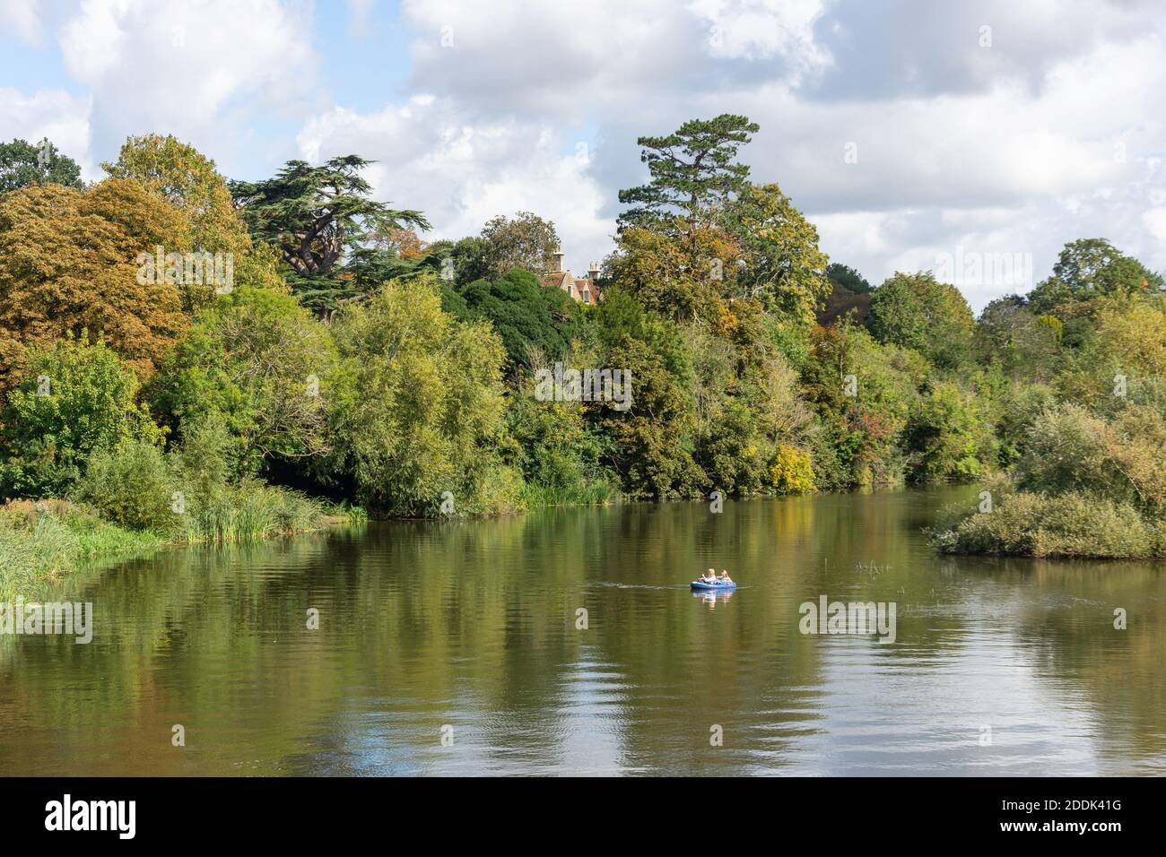 Rivière Thames en automne depuis le pont Clifton Hampden, Clifton Hampden, Oxfordshire, Angleterre, Royaume-Uni Banque D'Images