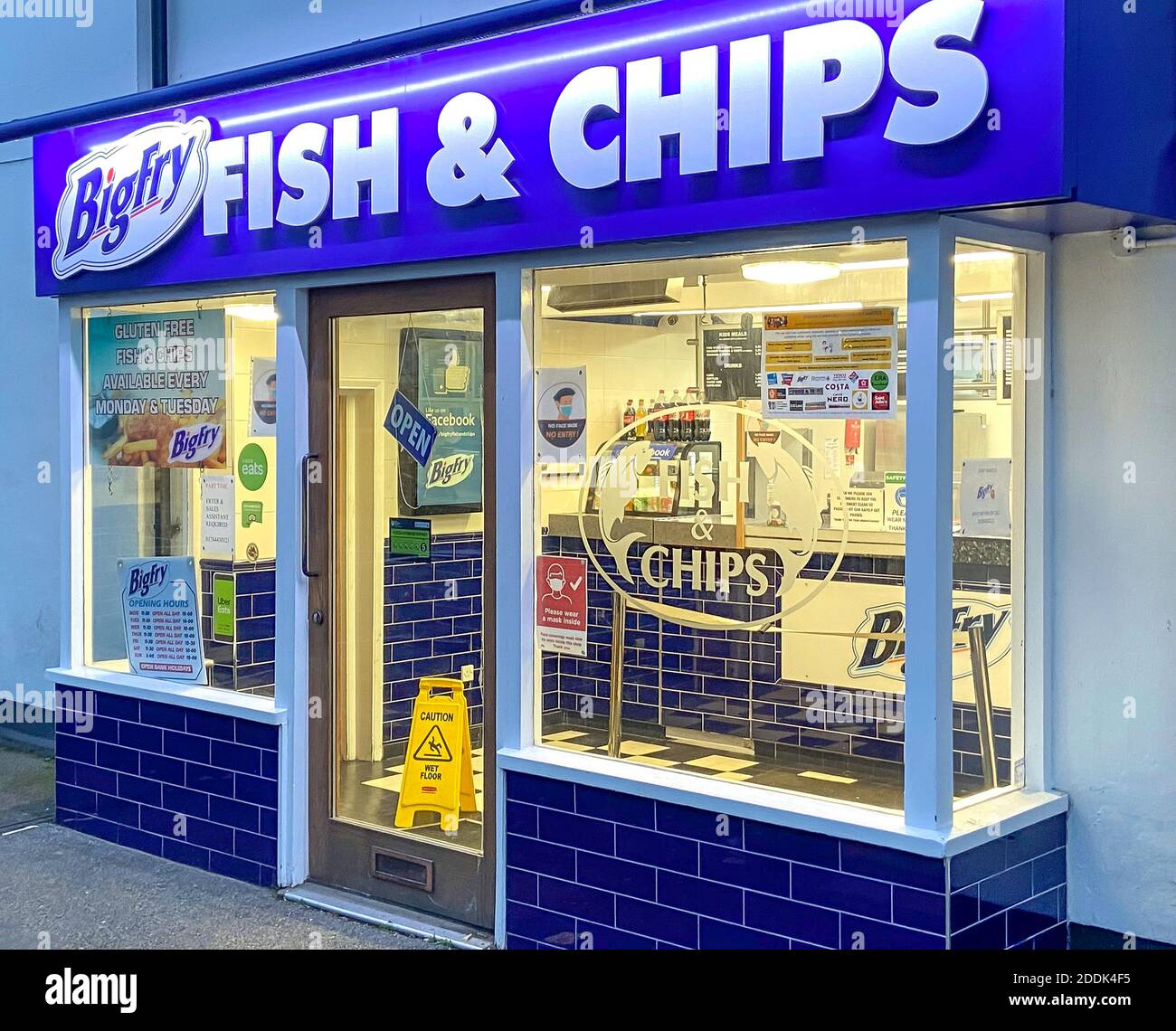 Magasin Big Fry Fish & Chips au crépuscule, High Street, Egham, Surrey, Angleterre, Royaume-Uni Banque D'Images