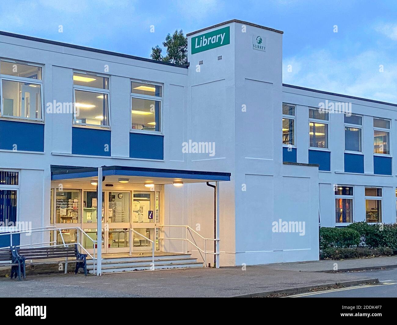 Egham Library at Dust, Fairhaven, Egham, Surrey, Angleterre, Royaume-Uni Banque D'Images